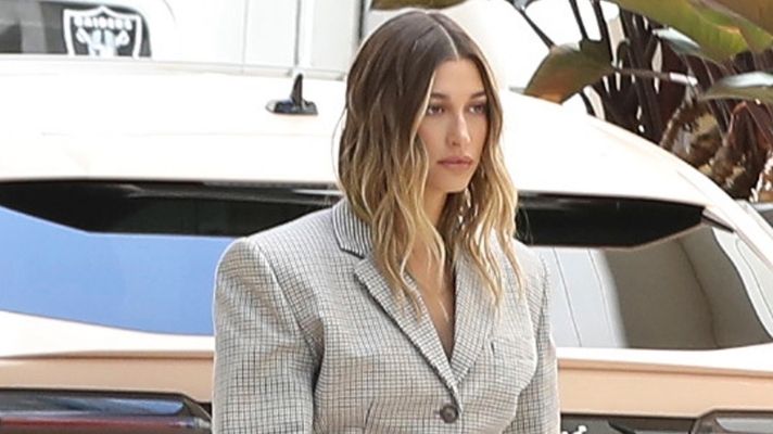 Hailey Bieber apuesta por este acondicionador que no se aclara para el delicado cabello de verano