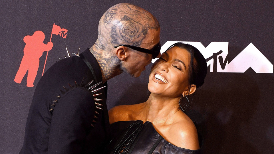 Kourtney acaba de responder a los rumores de que está embarazada del bebé de Travis después de su compromiso